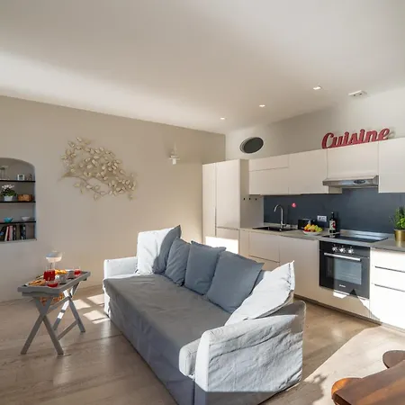 Aurora 2&2, Emma جنوة