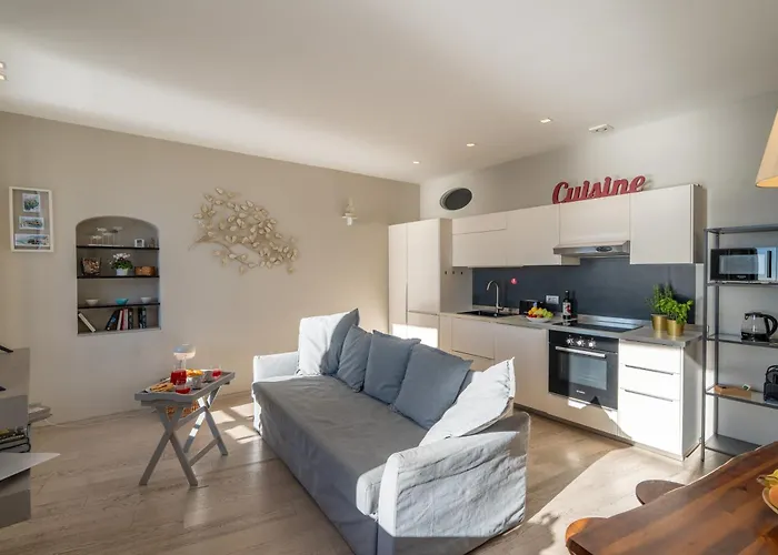 Aurora 2&2, Emma Génova